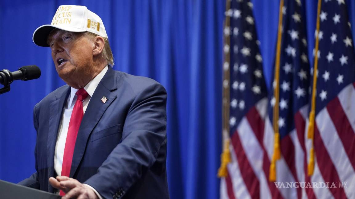 $!El candidato presidencial republicano, el expresidente Donald Trump, habla en un mitin en el Simpson College en Indianola, Iowa.