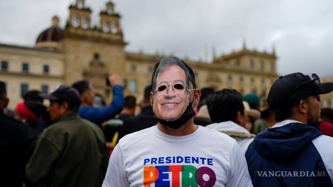 $!Un hombre con una careta del nuevo presidente Gustavo Petro llega para asistir a su toma de posesión presidencial en la plaza de Bolívar en Bogotá, Colombia.