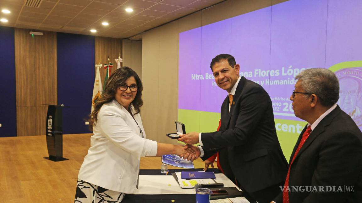 $!Docentes y egresados distinguidos recibieron el reconocimiento por su trayectoria académica y aportaciones al desarrollo de la UAdeC.