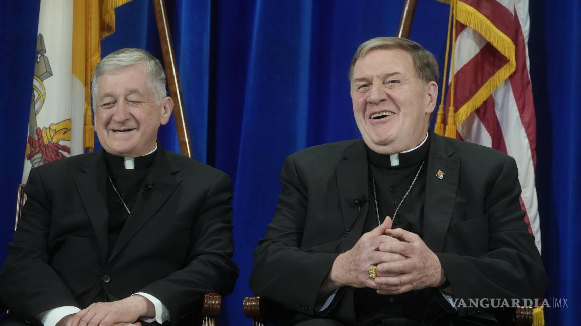 $!Los cardenales estadounidenses Joseph Tobin de Newark y Blase Cupich de Chicago en una conferencia de prensa en el Pontificio Colegio Norteamericano.