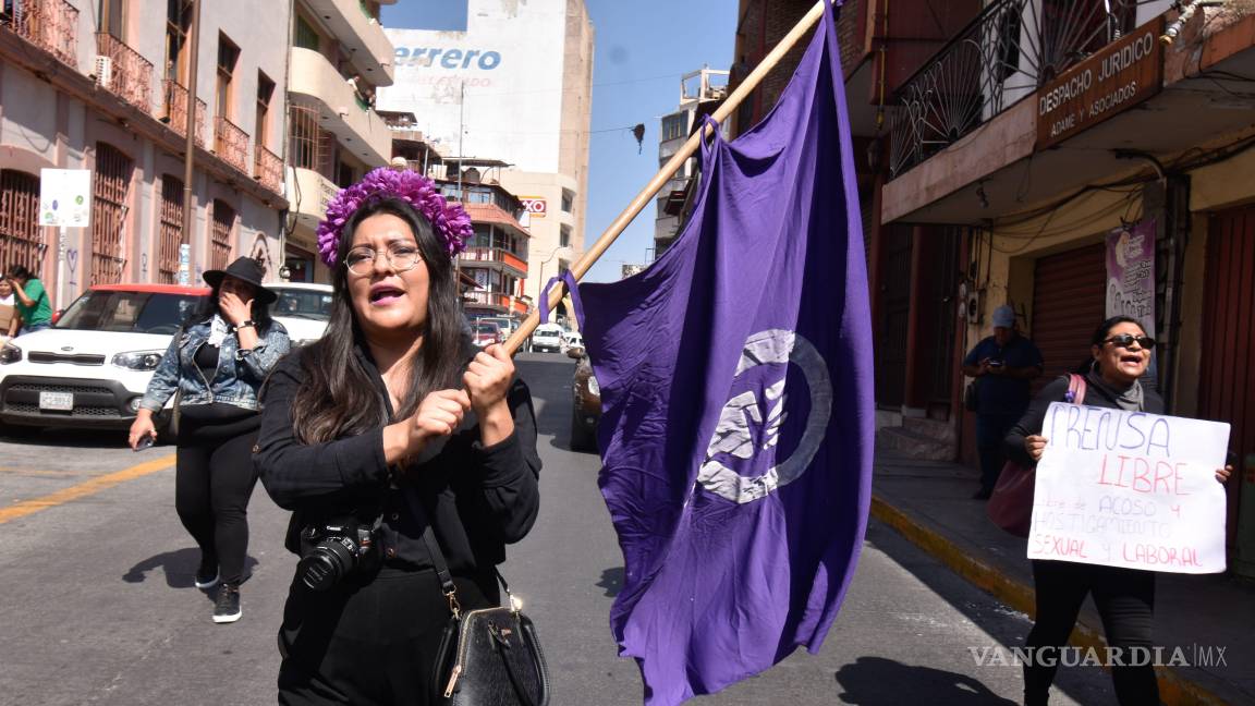 $!Mujeres periodistas de Chilpancingo, Guerrero, marcharon para exigir un alto a la violencia feminicida, hostigamiento sexual y acoso laboral que sufren en el desempeño de su labor diaria.