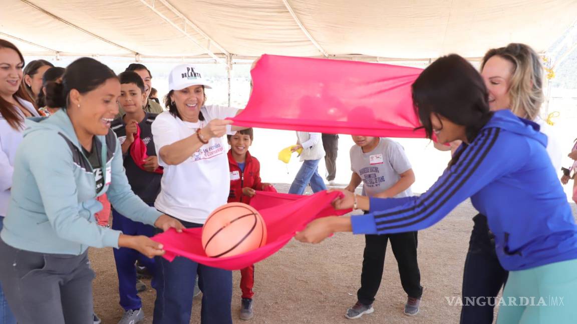 $!Familias participan en dinámicas recreativas durante el rally “Mi familia, mi comunidad”, organizado por el DIF Coahuila.