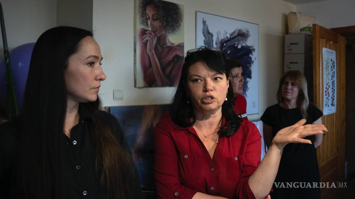 $!Olena Sokalska (d) autora del proyecto “Alive. True Stories of Love”, habla con Iryna Farion en un estudio de arte en Kiev, Ucrania.