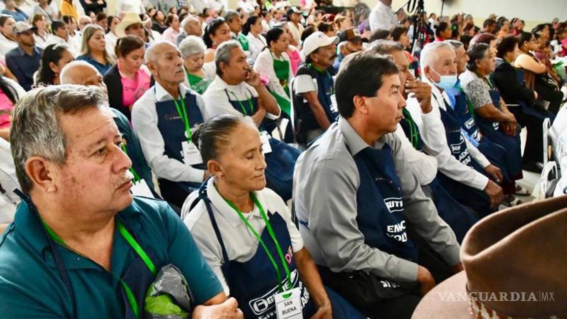 $!Hugo Lozano Sánchez, alcalde de San Buenaventura, destacó el impacto de los programas sociales del DIF Coahuila en su comunidad, resaltando la empatía y el servicio como motores de cambio.