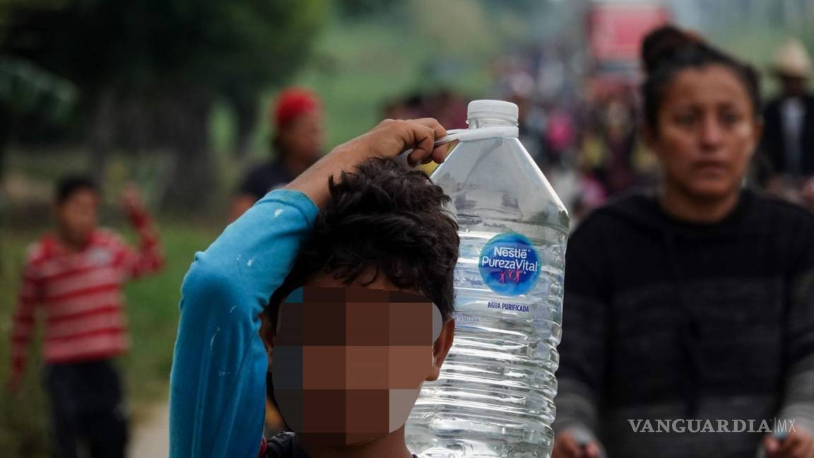 $!Un niño migrante carga un garrafón con agua a su salida del poblado de Nuevo Morelos, Veracruz para continuar su recorrido por el estado.