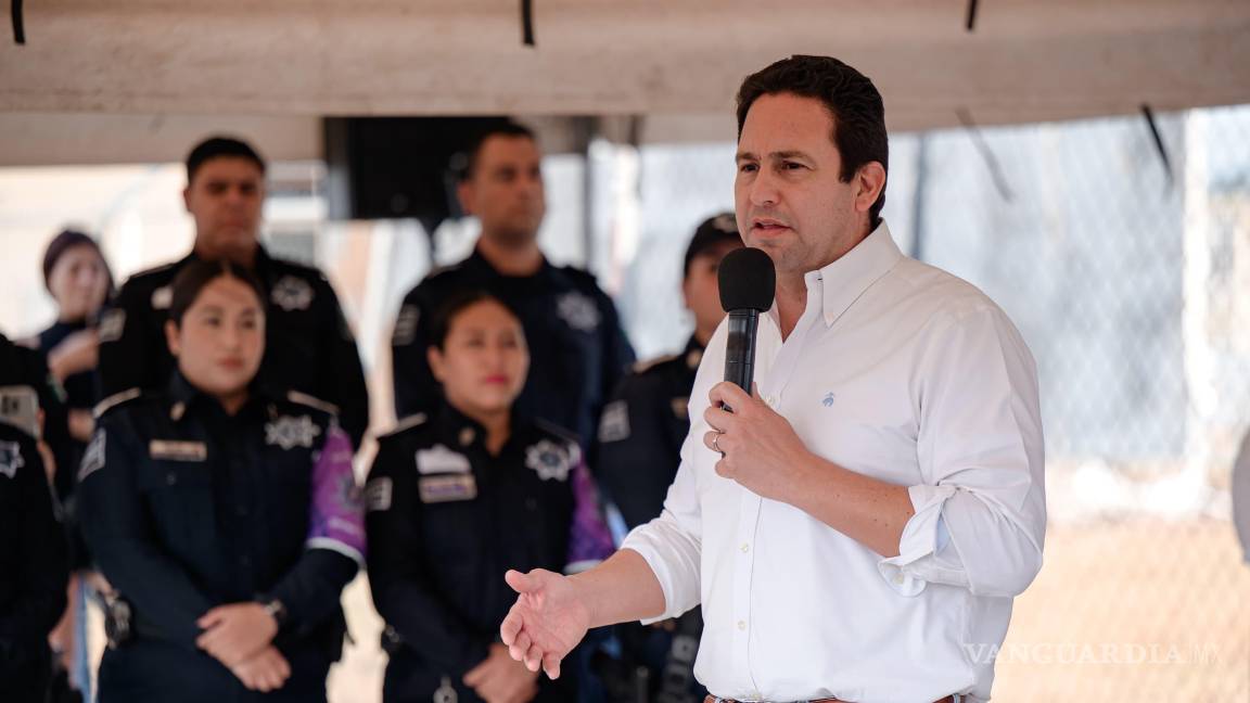 $!Autoridades estatales, municipales y empresarios acompañaron la entrega de la oficina móvil, como parte de una estrategia integral para mantener a Saltillo como una ciudad segura.