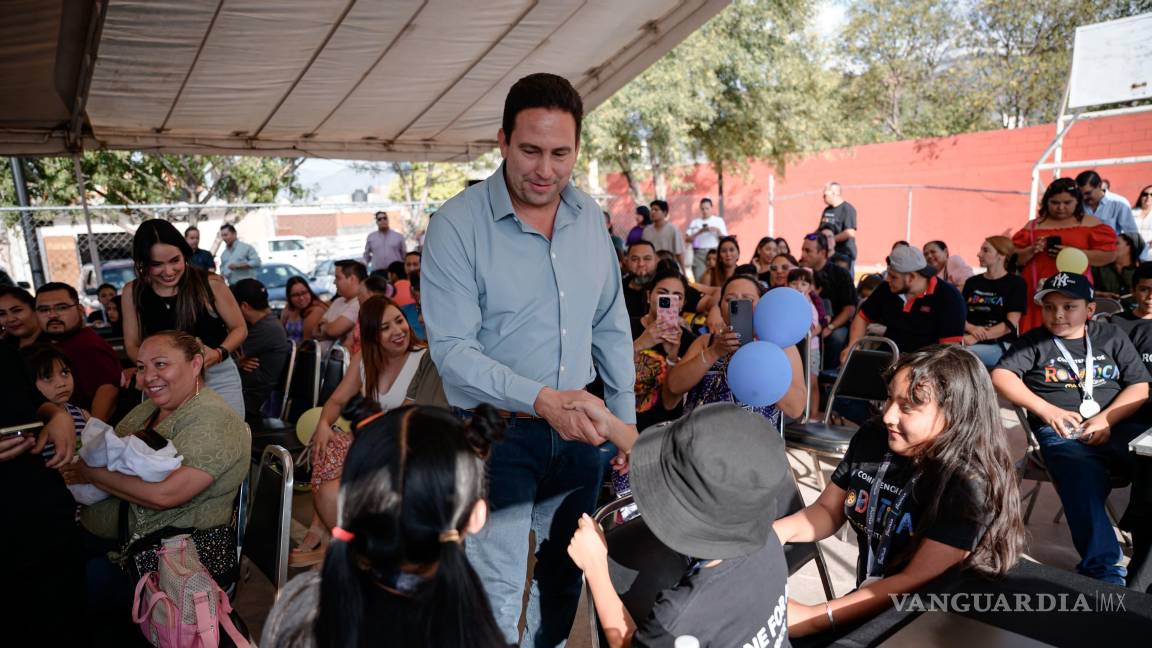 $!El alcalde Javier Díaz González convivió con los participantes y reconoció públicamente el talento y la dedicación de la niñez saltillense en áreas clave como la tecnología y la innovación.