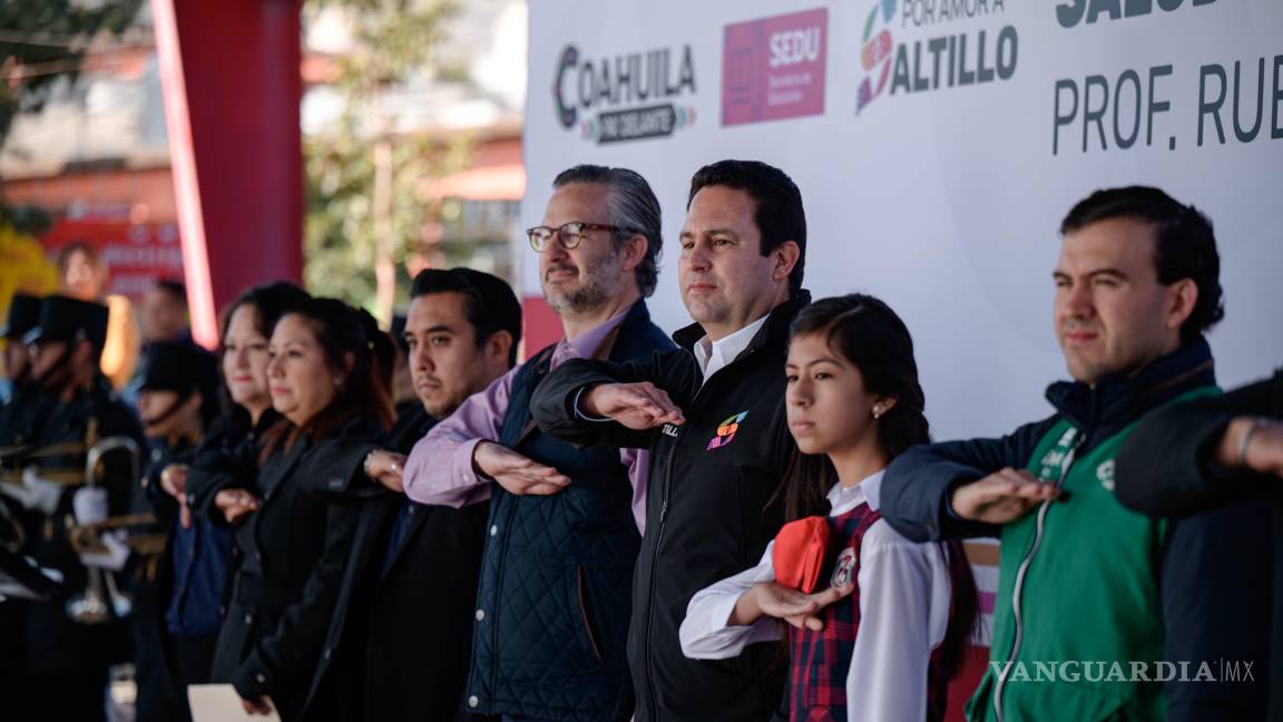$!La comunidad escolar de la primaria Rubén Moreira Cobos recibe al alcalde Javier Díaz González y al secretario de Educación, Emmanuel Garza Fishburn.