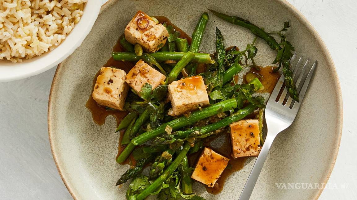 Tofu y espárragos salteados con pimienta negra