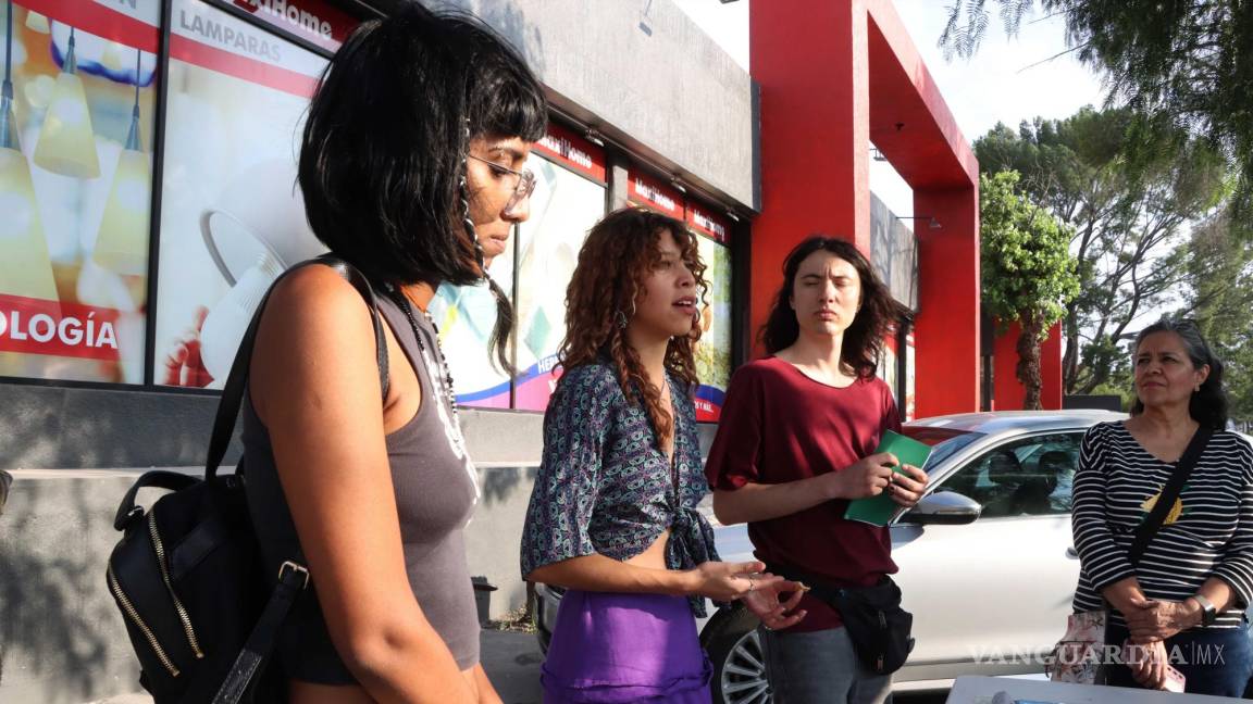 Colectivos se manifiestan por tala de árboles en tienda china