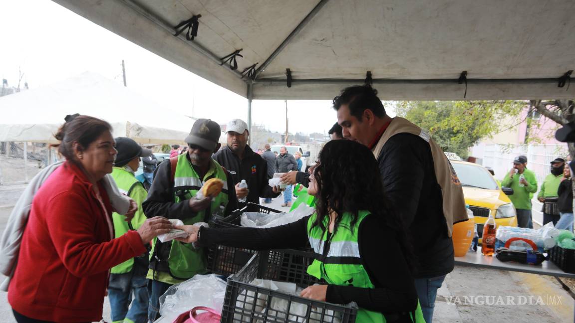 $!A los damnificados se les reparten alimentos, productos de higiene personal y hasta materiales para construcción.