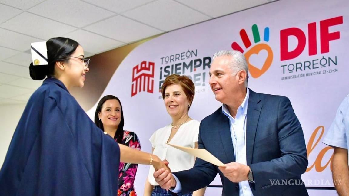 Alcalde de Torreón preside graduación de alumnos de la Escuela Técnica de Enfermería del DIF