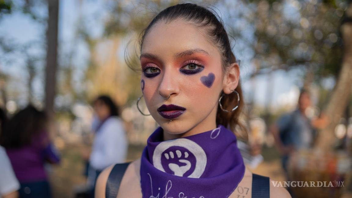 $!Cientos de mujeres asistieron a la marcha por el Dia Internacional de la mujer, iniciando en el centro de Veracruz y terminando la marcha en la plaza de la soberanía, donde mujeres de la colectiva Rabia colectiva finalizaron con un performance.
