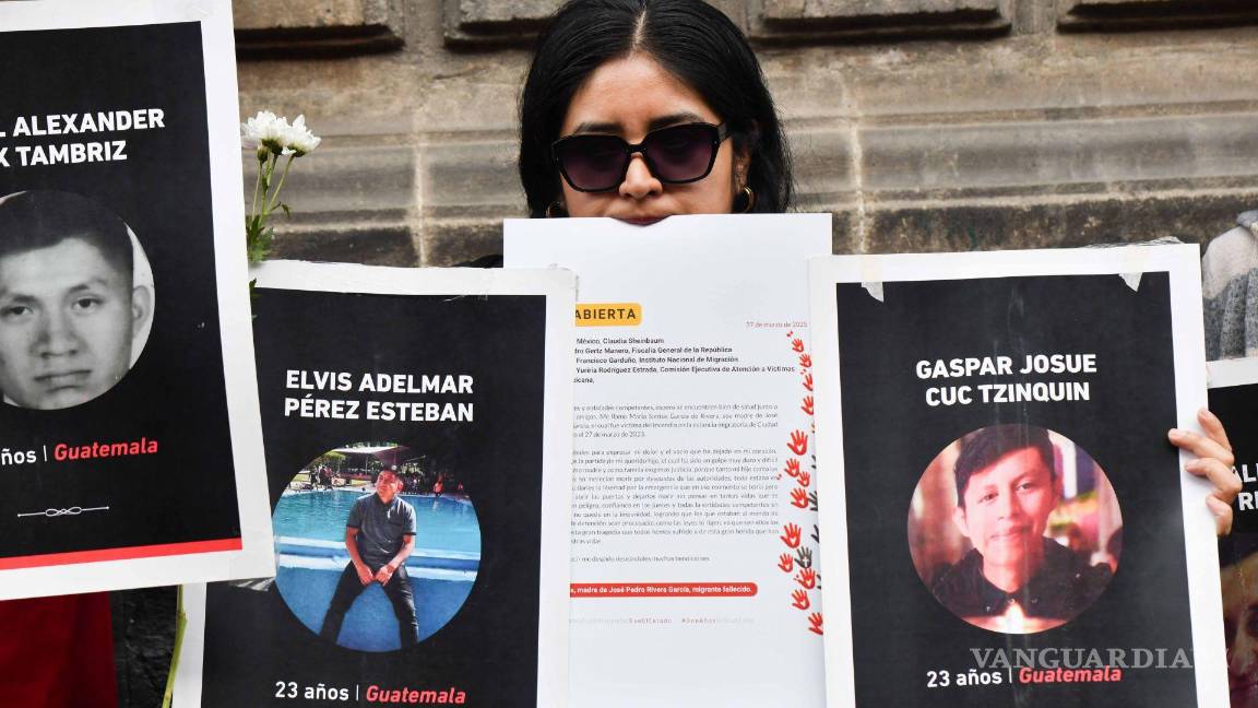 $!Integrantes del Instituto para las Mujeres en la Migración (IMUMI) leyeron cartas abiertas al exterior de Palacio Nacional (entre Correo Mayor y Moneda), para exigir justicia y disculpa pública al gobierno federal | Foto: Cuartoscuro