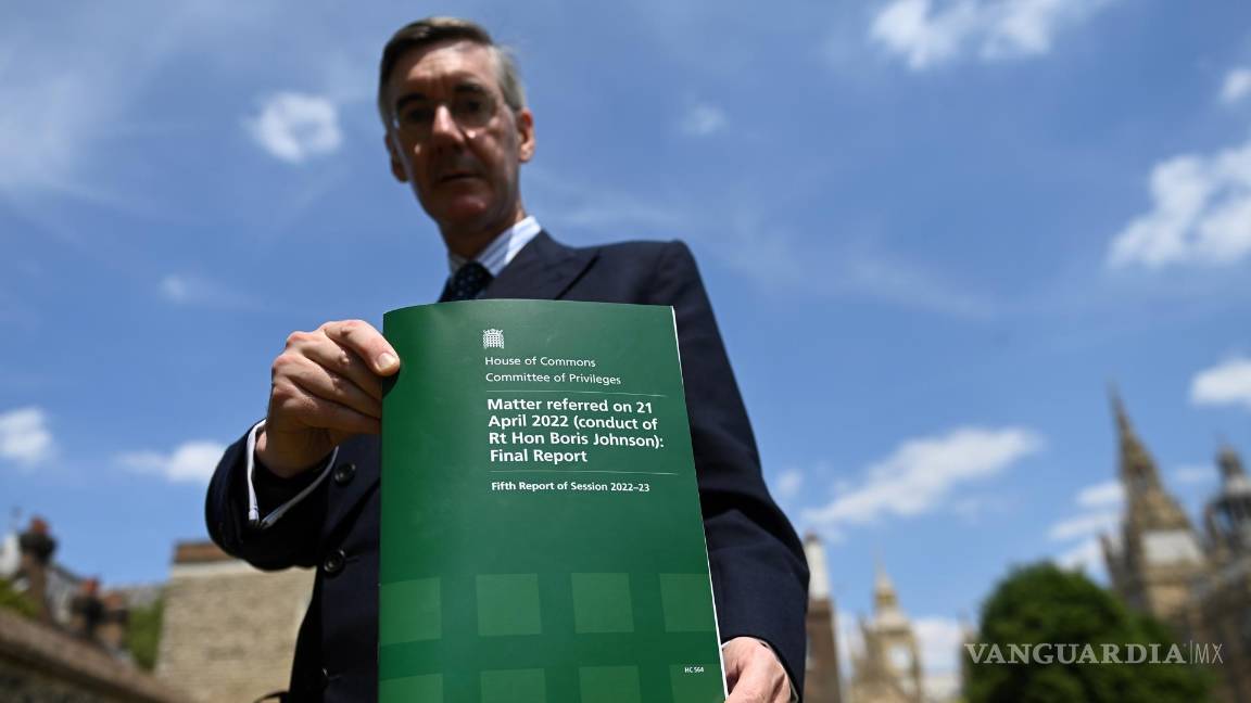 $!London (United Kingdom), 15/06/2023.- Sir Jacob Rees-Mogg, who was recommended for a peerage by Boris Johnson in resignation honours, poses with the MP'Äôs committee report into the conduct of former Prime Minister Boris Johnson outside the Houses of Parliament in London, Britain, 15 June 2023. A report from MPs has shown former British Prime Minster Boris Johnson deliberately misled Parliament over parties at 10 Downing Street during the COVID-19 lockdown. Boris Johnson stood down as an MP ahead of the Privileges Committee's report, claiming he was 'forced out of Parliament'. If he was still an MP, the report would recommend a suspension of 90 days. (Reino Unido, Londres) EFE/EPA/NEIL HALL