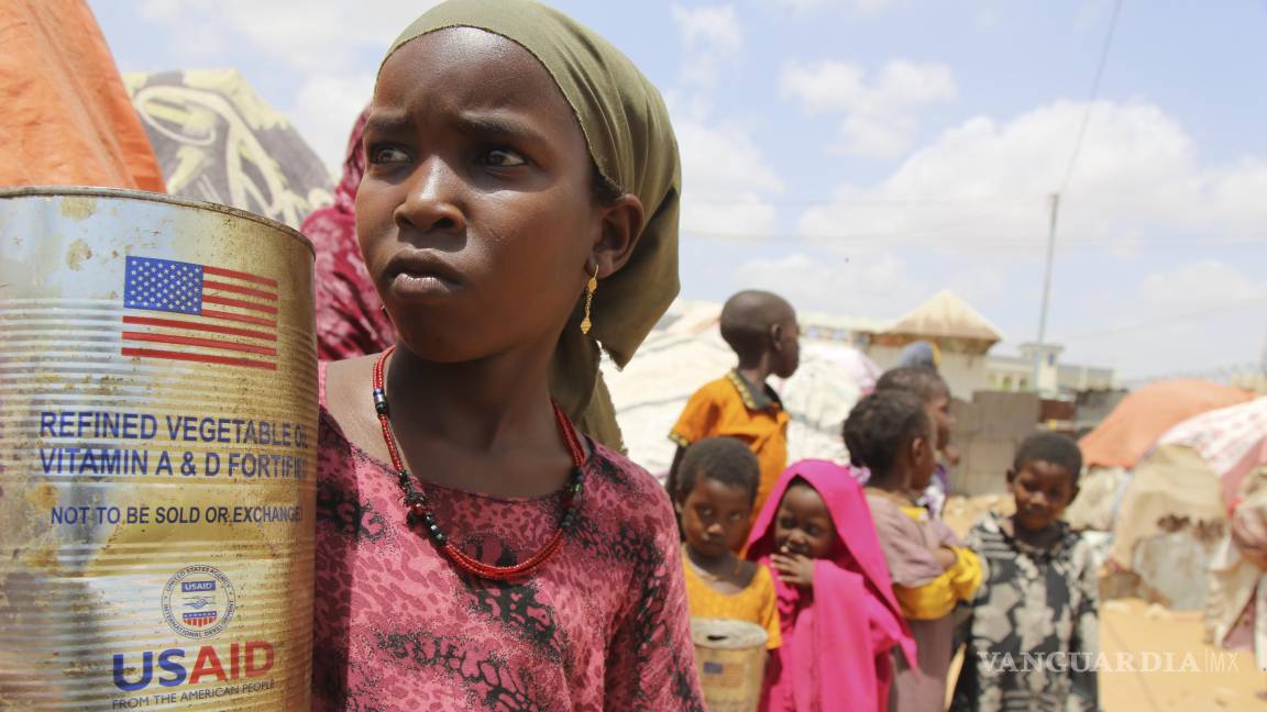 $!Niños desplazados internamente en Somalia fuera de sus viviendas en el campamento de Maslah, en Mogadiscio, Somalia.
