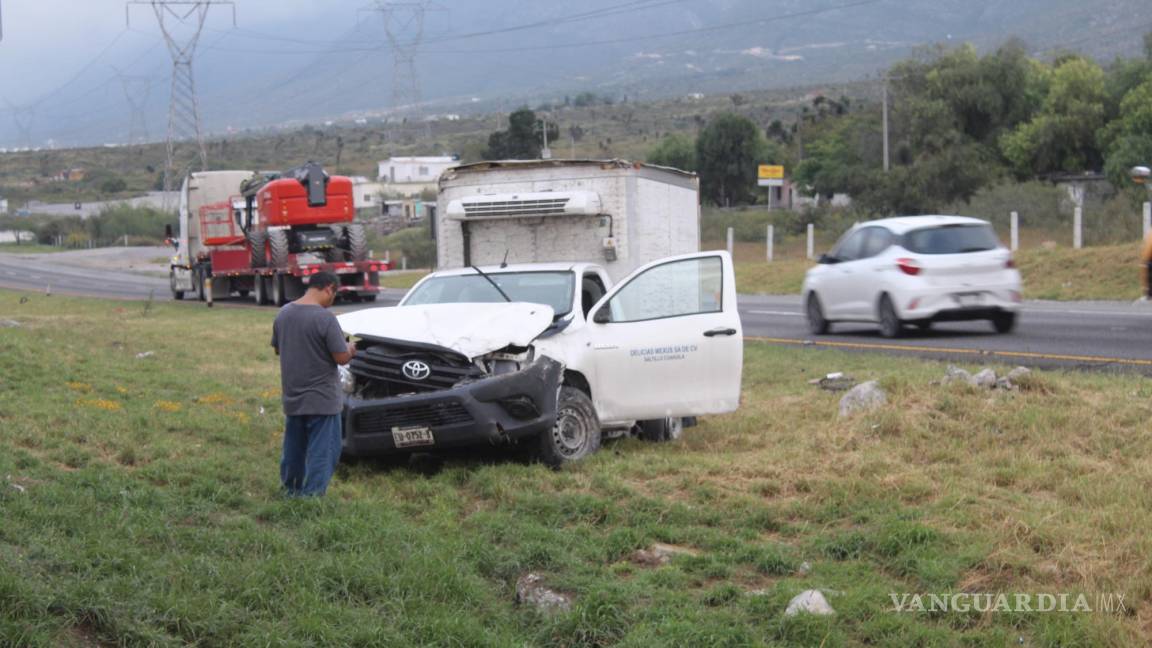 Se le revienta una llanta y vuelca en la carretera Saltillo-Monterrey