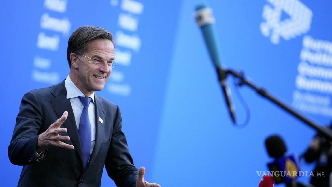 $!El secretario general de la OTAN, Mark Rutte, habla con los medios a su llegada para una Cumbre de la Comunidad Política Europea en Budapest, Hungría.