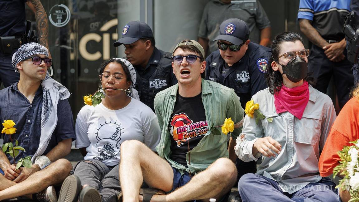 $!Miembros de Verano de Calor en Wall Street bloquean la entrada principal de la sede de Citigroup como un acto de desobediencia civil no violenta en Nueva York.