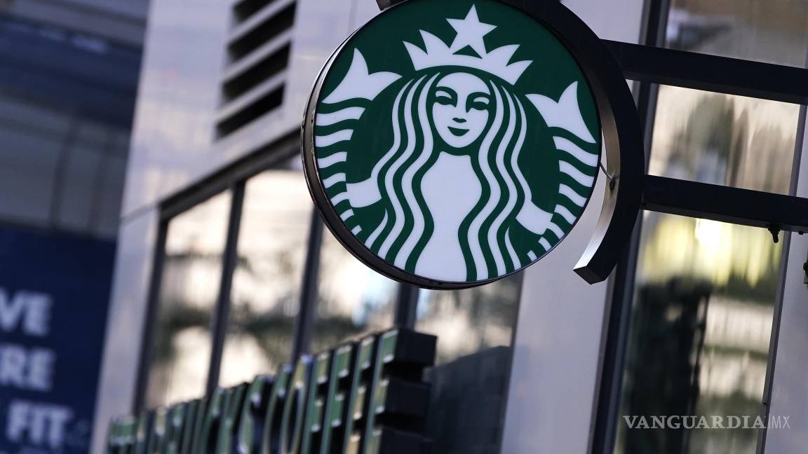 Starbucks despedirá a poco más de mil empleados corporativos; busca revertir ventas lentas