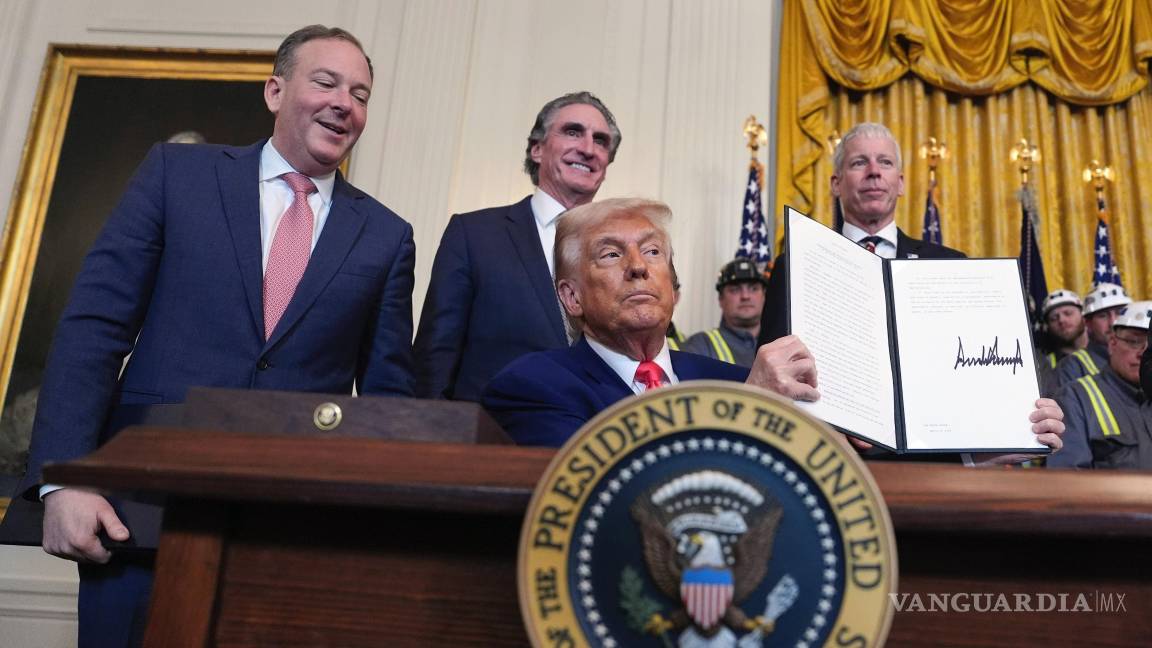 $!El presidente Donald Trump sostiene una orden ejecutiva firmada durante un evento en la Sala Este de la Casa Blanca, el 8 de abril de 2025, en Washington.