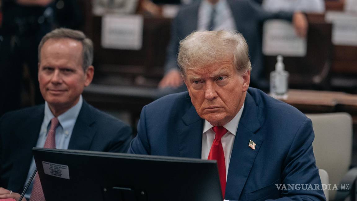$!El expresidente estadounidense Donald J. Trump (d) con su abogado Christopher Kise (i) en la sala del tribunal en al tercer día de su juicio por fraude civil.