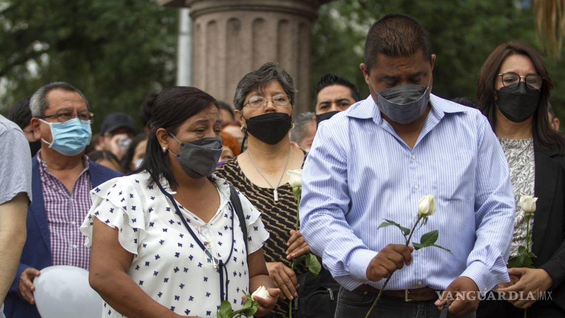$!Madre y padre de Debanhi durante memorial a la joven en la Facultad donde estudiaba.