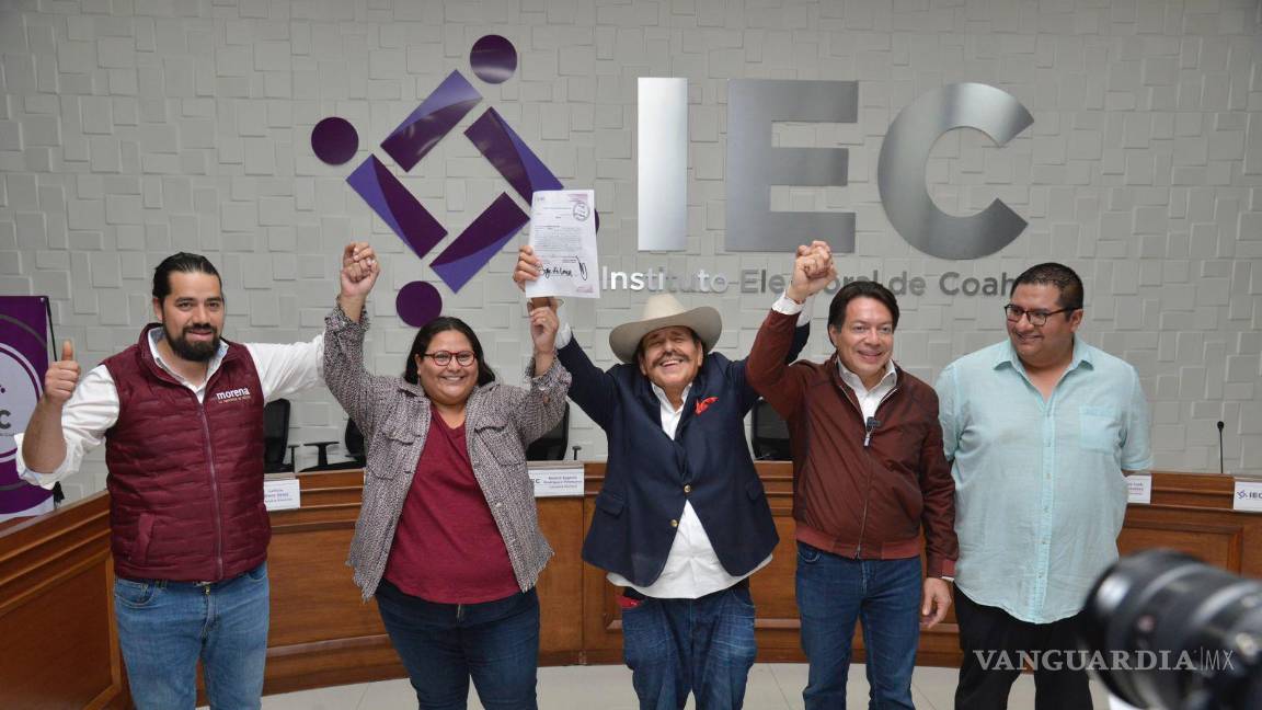 $!El candidato estuvo rodeado por la cúpula morenista durante su registro