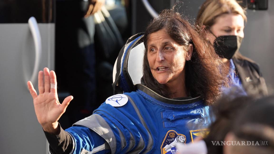 $!La astronauta de la NASA Suni Williams sale del edificio de Operaciones y Control para abordar la cápsula Starliner de Boeing el 6 de mayo de 2024.