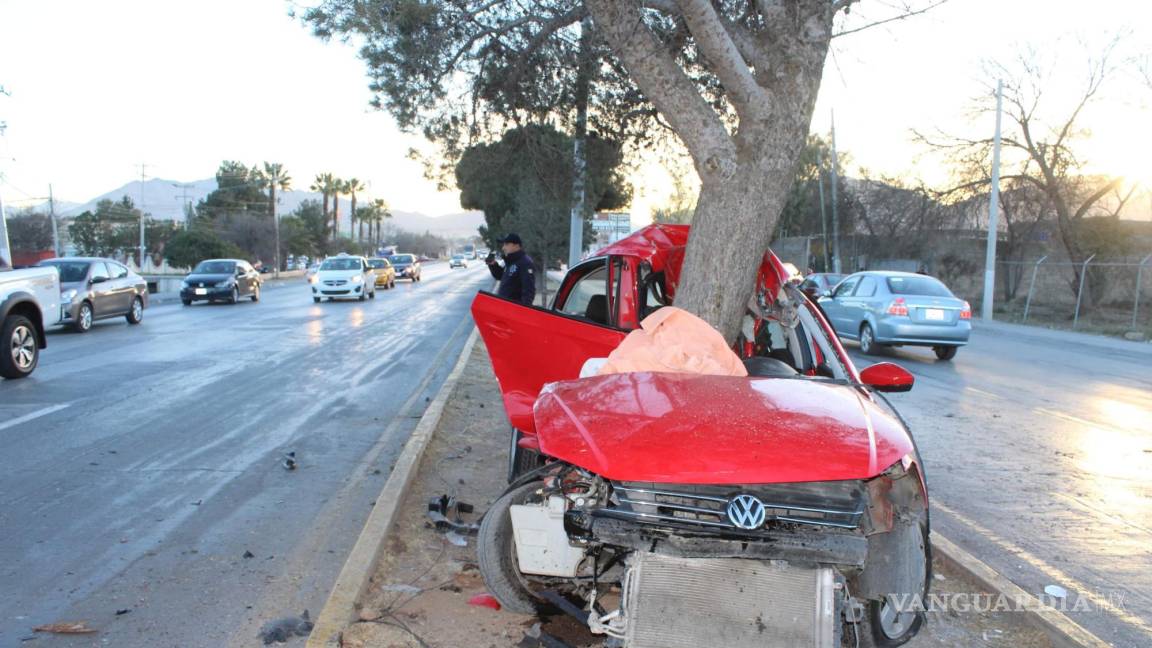 ¿Maldición del auto rojo?... se salva de milagro tras impactarse contra árbol en Saltillo
