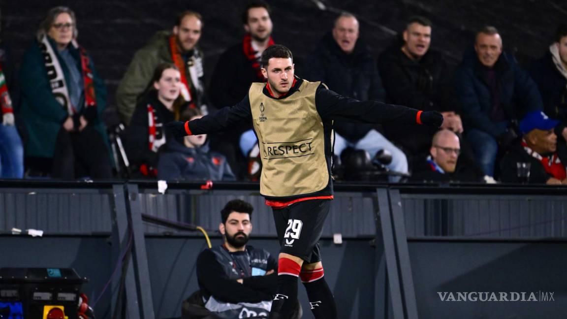 ¡Santi sí juega! Giménez entra de cambio en el empate entre el Feyenoord y la Roma en Europa League