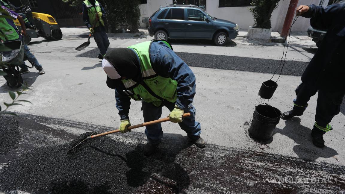 $!En el bulevar Emilio Arizpe de la Maza y en calles del Distrito Centro, se llevaron a cabo trabajos de bacheo y barrido manual para mejorar la movilidad urbana.