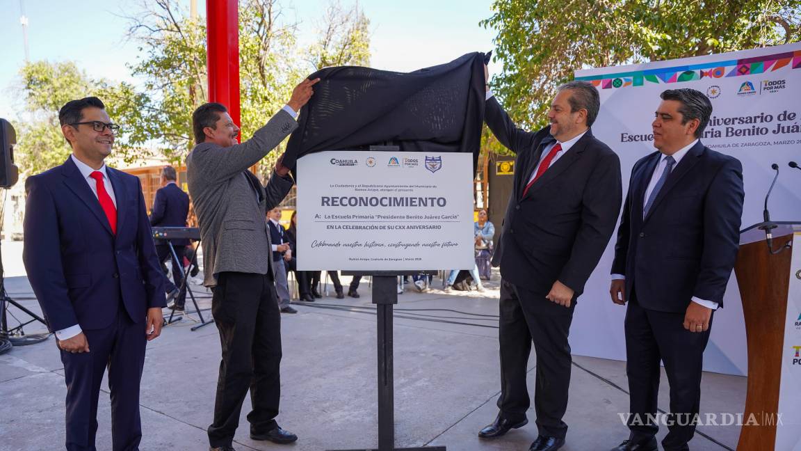 $!En el evento autoridades develaron una placa conmemorativa por los 120 años de la escuela.