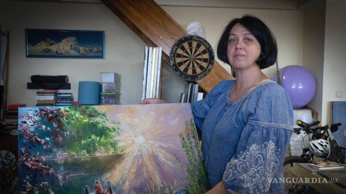 $!Oksana Kordina muestra una obra que pintó en memoria de su marido, quien murió en una batalla con soldados rusos, en un estudio artístico en Kiev, Ucrania.