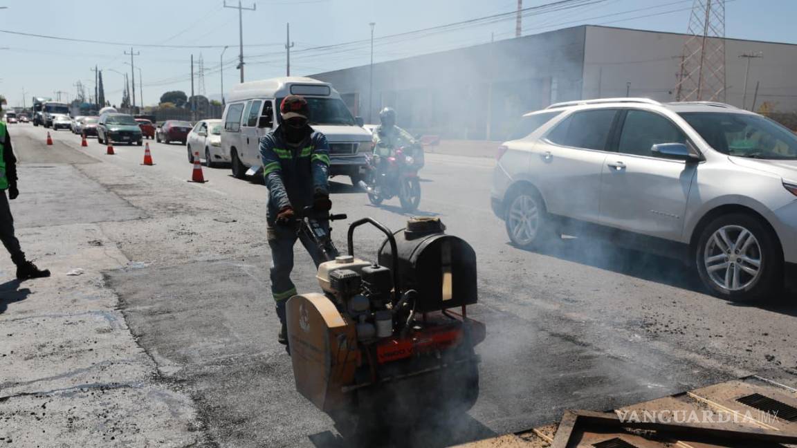 $!Cuadrillas municipales realizan trabajos de recarpeteo en el bulevar Venustiano Carranza como parte del programa permanente de rehabilitación vial en Saltillo.