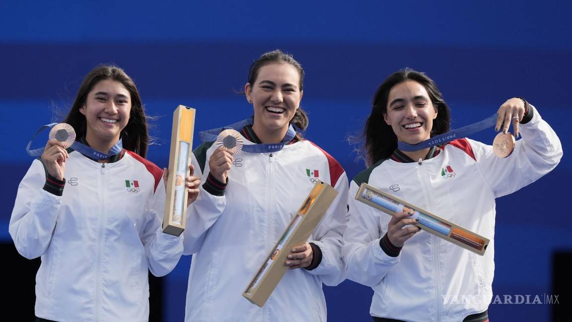 $!Las arqueras celebran su medalla de bronce en tiro con arco, marcando la primera medalla nacional.