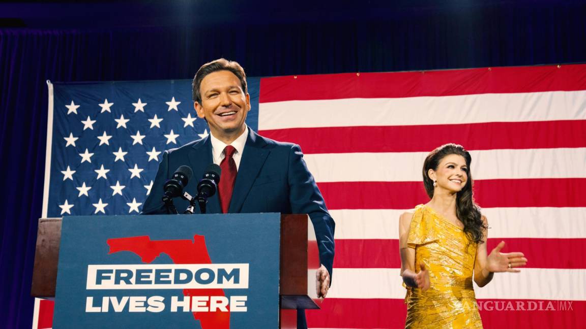 $!Fotografía divulgada por Ron DeSantis en sus redes donde aparece junto a su esposa Casey mientras celebra la reelección como Gobernador de Florida.