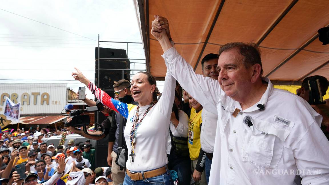 $!El candidato presidencial de la oposición venezolana Edmundo González y la líder opositora María Corina Machado en un acto político en Barinas, Venezuela.
