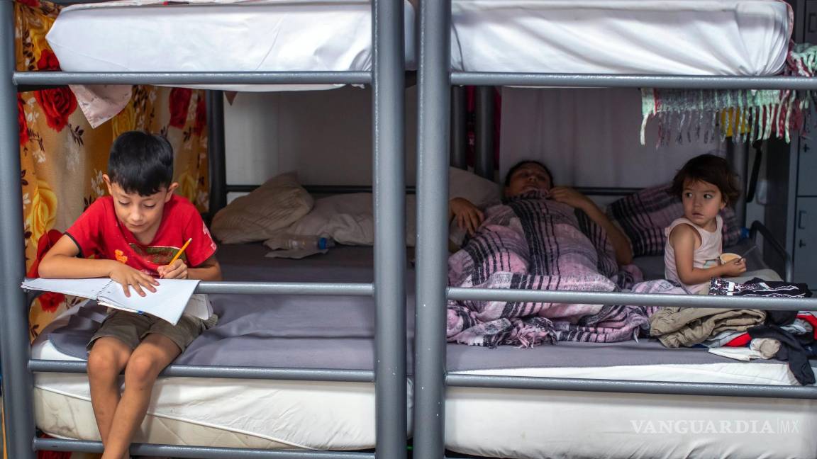 $!Brayan, de 8 años, y su hermana, Linda, de 3 en Ciudad Juárez, México, esperan la aprobación de Aduanas y Protección Fronteriza para cruzar a El Paso, Texas.