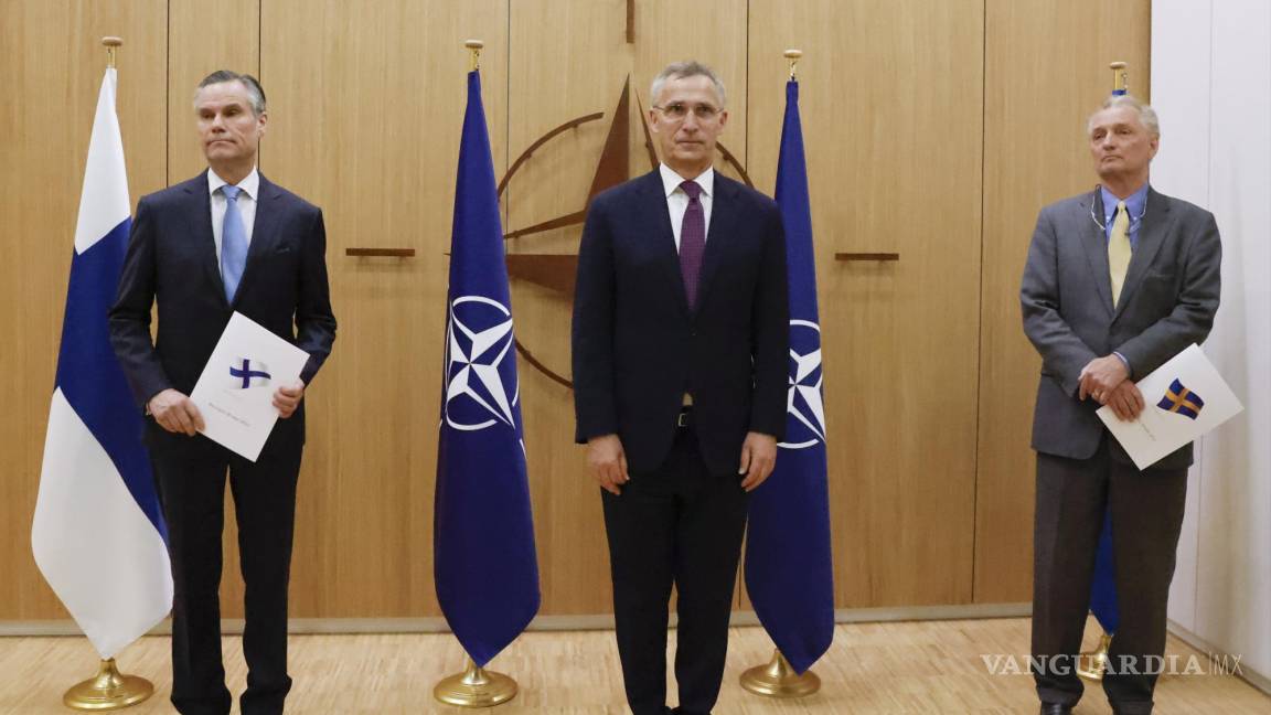 $!El embajador de Finlandia ante la OTAN, Klaus Korhonen, el secretario general de la OTAN, Jens Stoltenberg, y el embajador de Suecia ante la OTAN, Axel Wernhoff.