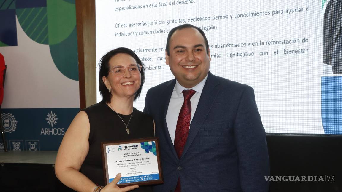 $!Docentes como Luz María Díez de Urdanivia del Valle recibieron con gran gusto su galardón.