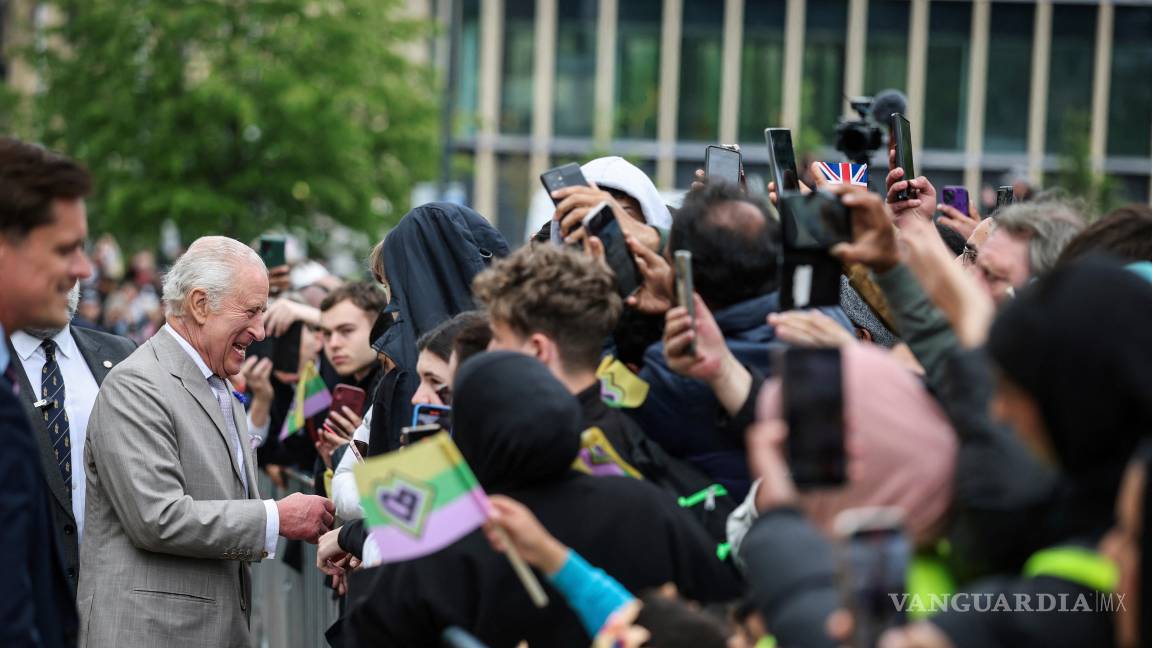 $!El rey Carlos III de Gran Bretaña se reúne con personas en Bradford, Inglaterra, durante una visita para celebrar el año de la ciudad como Ciudad de la Cultura del Reino Unido.