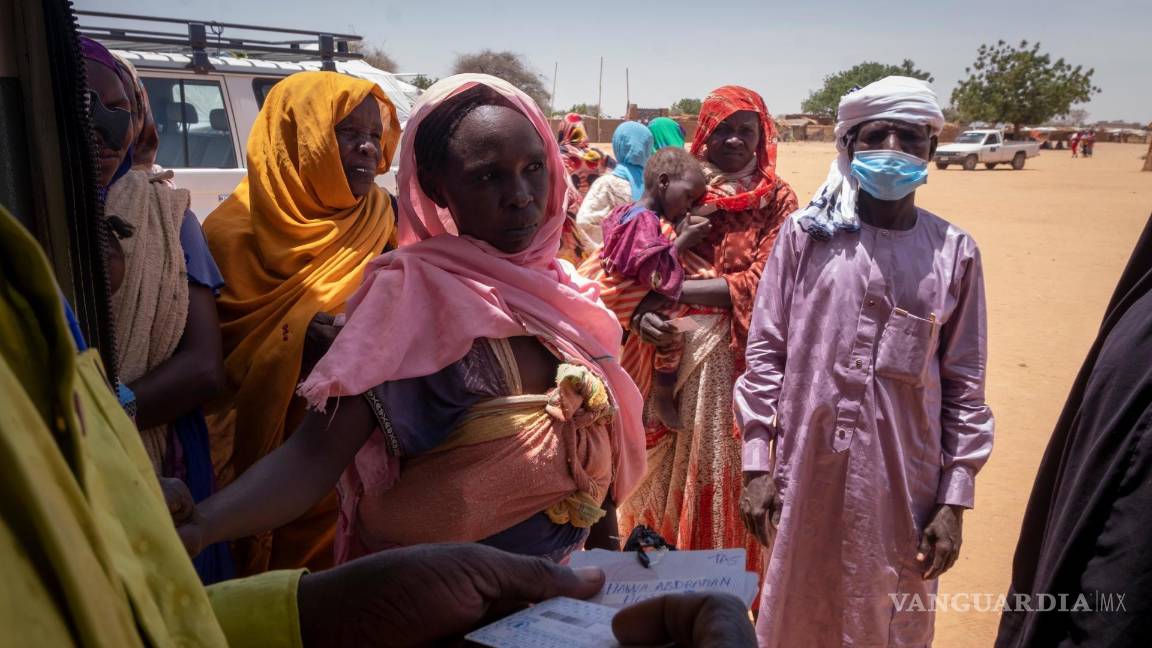 $!Trabajadores del PMA y de la Cruz Roja atienden a refugiados procedentes de Darfur, en un campo de refugiados de Adre, Chad, en la frontera con Sudán.