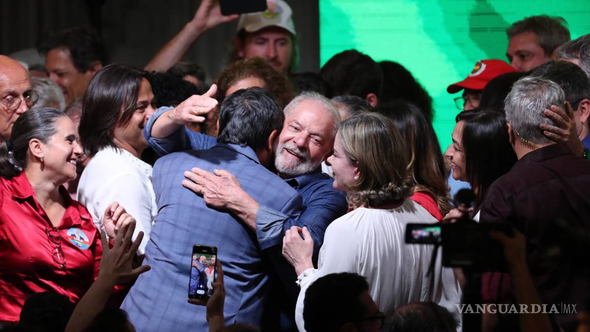 $!El expresidente brasileño Luiz Inácio Lula da Silva abraza a miembros de su comitiva tras pronunciar un discurso en Sao Paulo (Brasil).