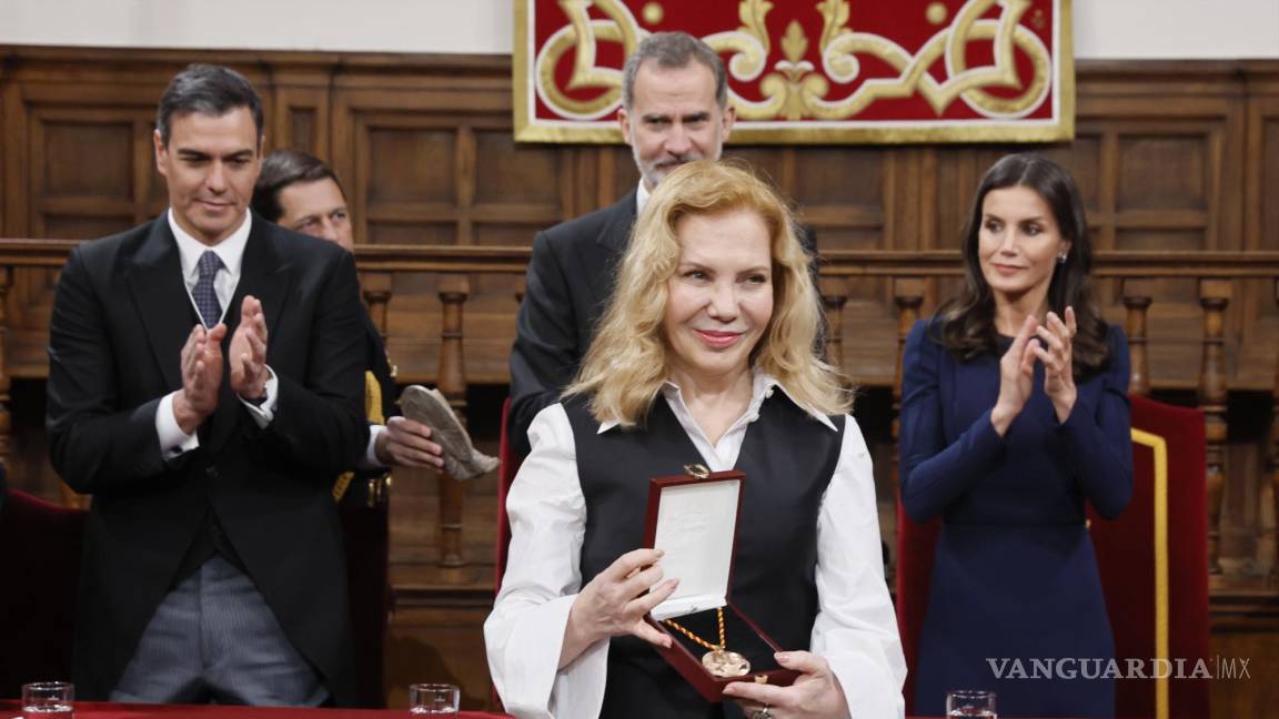 $!La actriz oargentina Cecilia Roth (c) sonríe tras recoger el Premio Cervantes en nombre de la escritora uruguaya Cristina Peri Rossi.