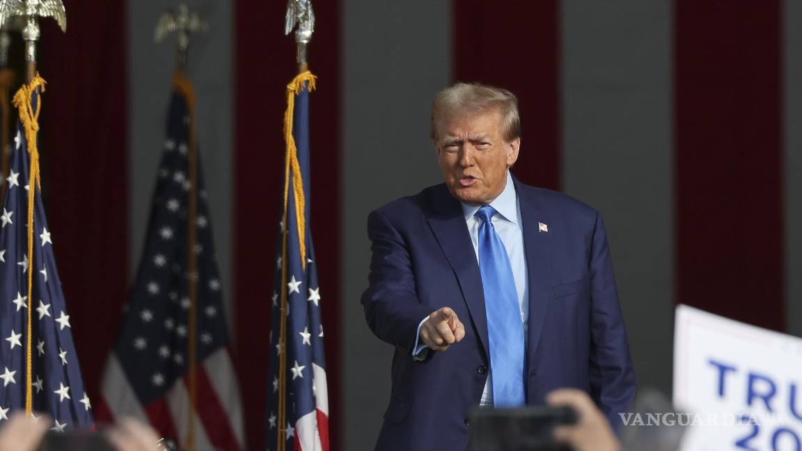 $!El expresidente de los Estados Unidos, Donald Trump, saluda a la multitud antes de hablar durante un evento de Trendsetter Engineering en Houston, Texas.