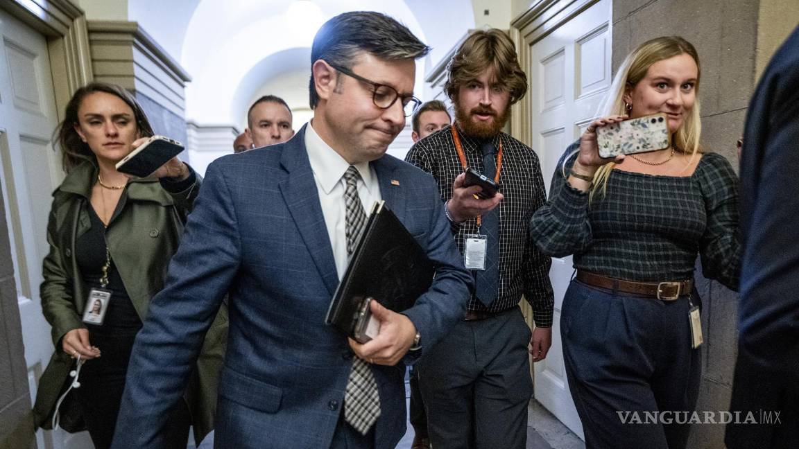 $!El presidente de la Cámara de Representantes, Mike Johnson, responde a una pregunta de los medios de comunicación en el Capitolio en Washington, DC.