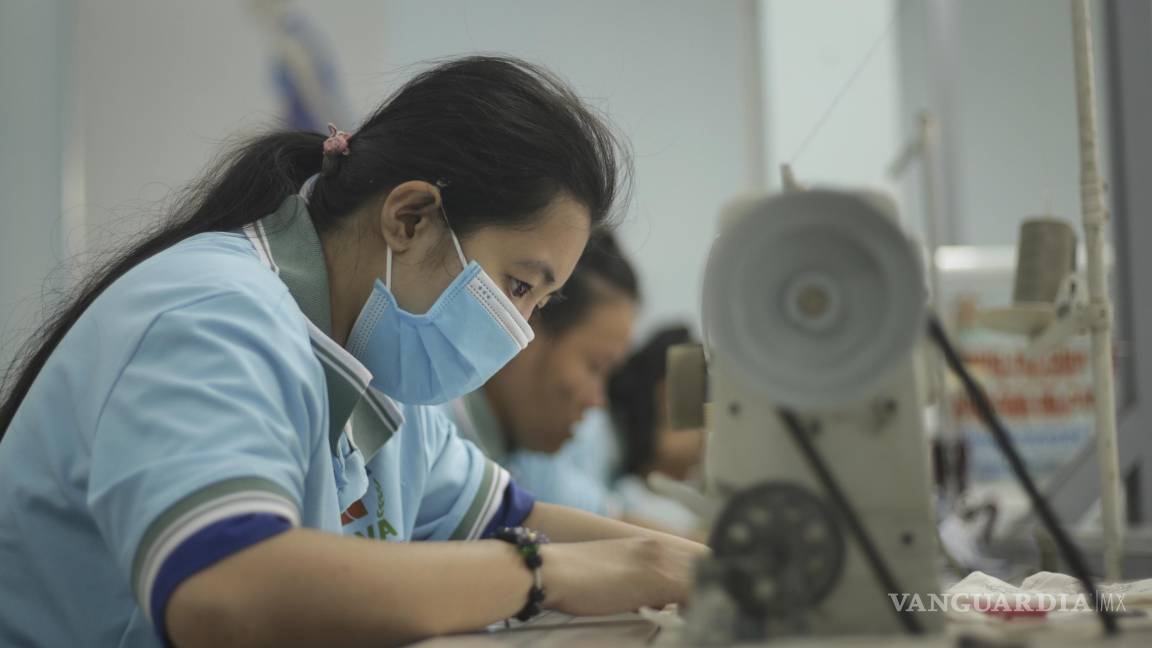 $!Una niña con problemas de salud por la exposición al Agente Naranja practica costura en una escuela especial en Da Nang, Vietnam, el 7 de marzo de 2025.
