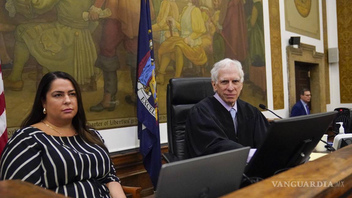 $!El juez de la Corte Suprema del Estado de Nueva York, Arthur Engoron, (R) preside durante el juicio por fraude civil del expresidente estadounidense Donald J. Trump.