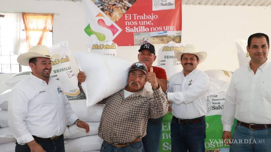 Alcalde de Saltillo Entrega apoyos al campo